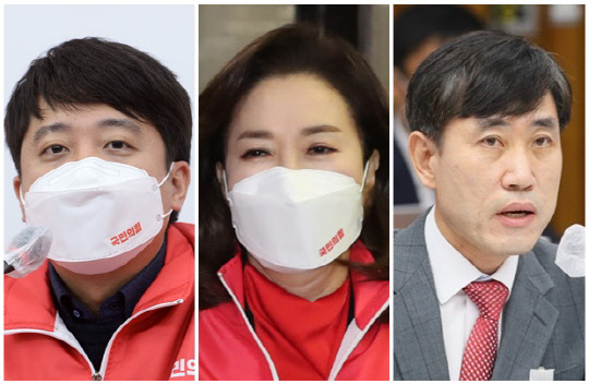 이준석(왼쪽) 국민의힘 대표, 김민전(가운데) 국민의힘 공동선거대책위원장, 하태경 국민의힘 의원. 연합뉴스